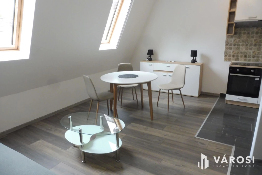 Novoteltő 1 percre új illatú lakás kiadó.
