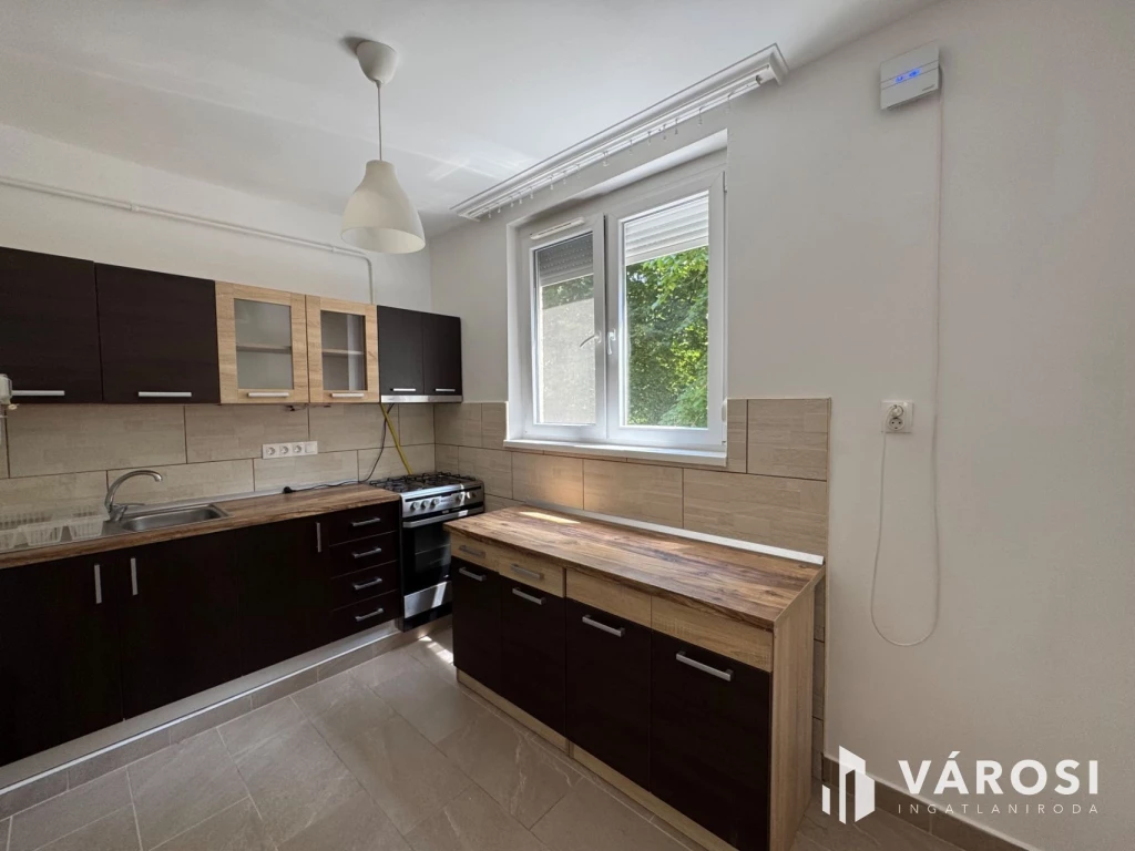 Szép 1. emeleti lakás, részben bútorozottan kiadó
