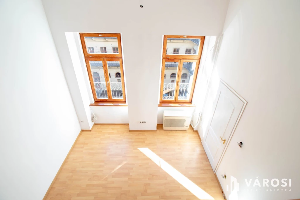 Deák térnél irodának, stúdiónak alkalmas 49+13m2-es ingatlan