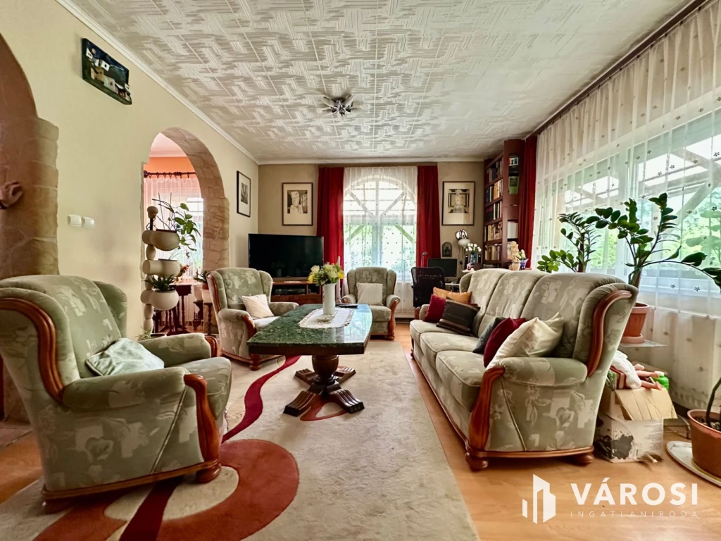 Karancsalja legjobb utcájában, 3 szintes családi ház eladó!