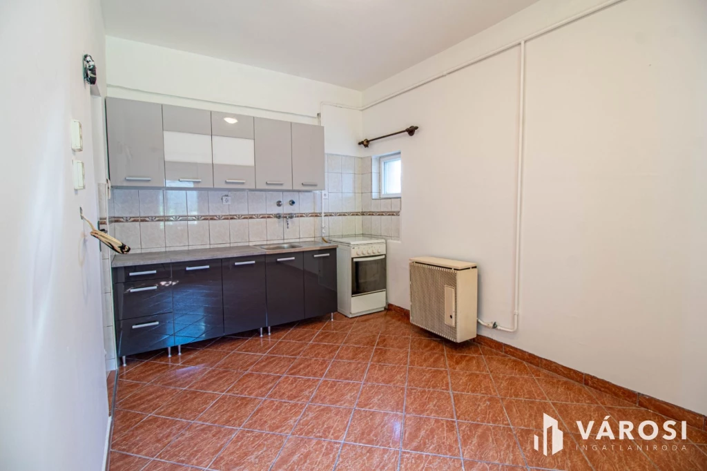 Belváros közeli udvari lakás zöld területtel, 2 garázzsal