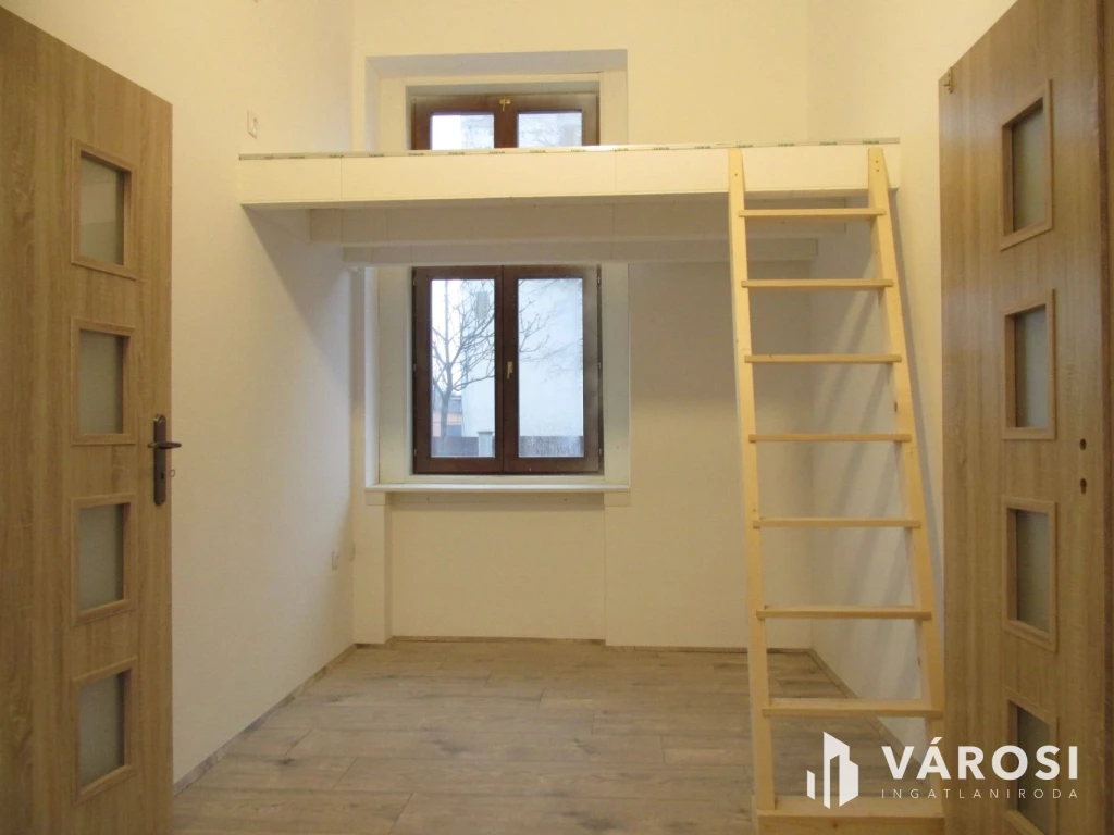 Nagypolgári ház társasházi lakásokká alakítva