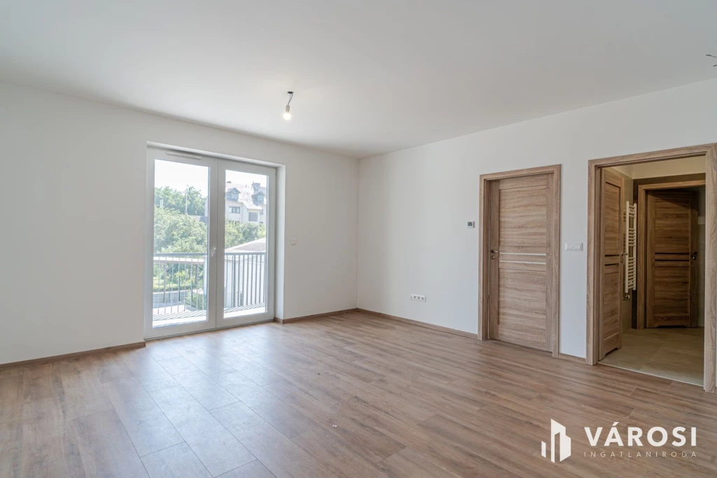 Null kilóméteres első emeleti lakás a belváros szélén