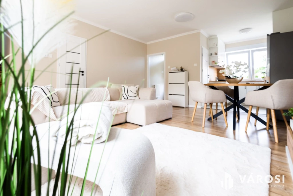 c3-1-name c2-82-name, Gyula, Újvári