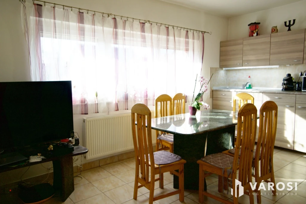 Nagy telkes, szuterénes családi ház eladó