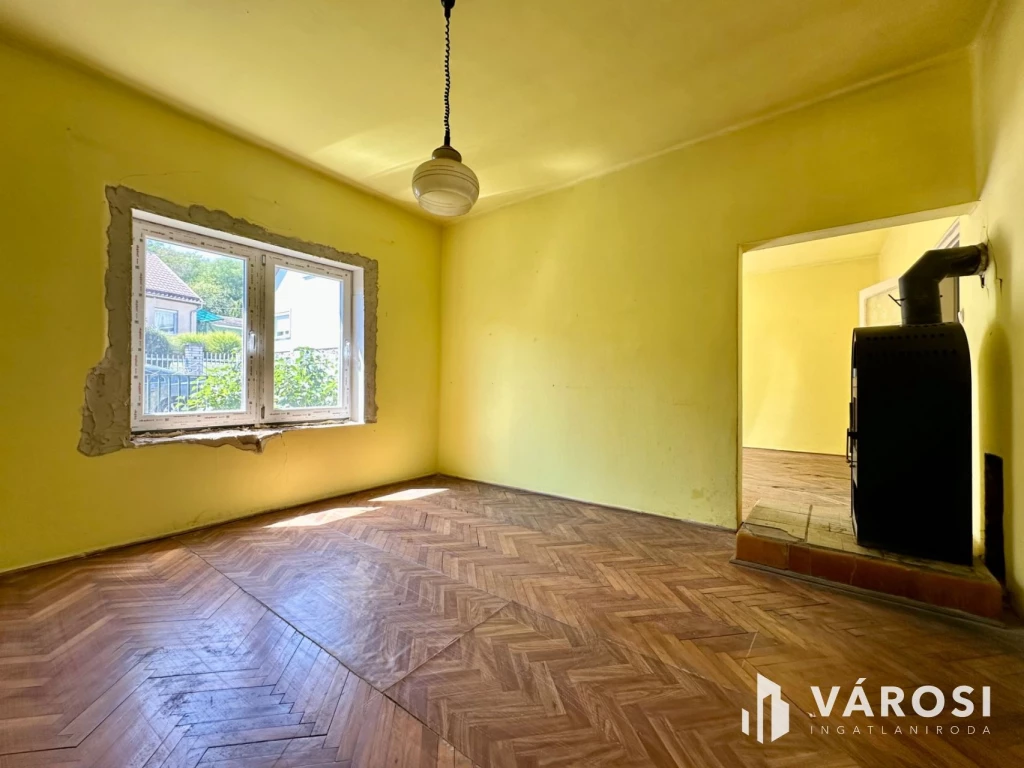 Belváros közelében felújítandó ikerház eladó!