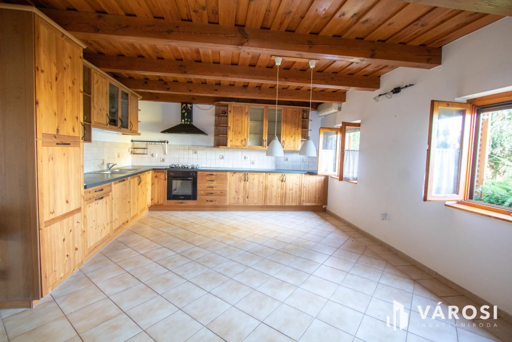 Eladó egy pazar ház és hozzá egy nem mindennapi birtok.