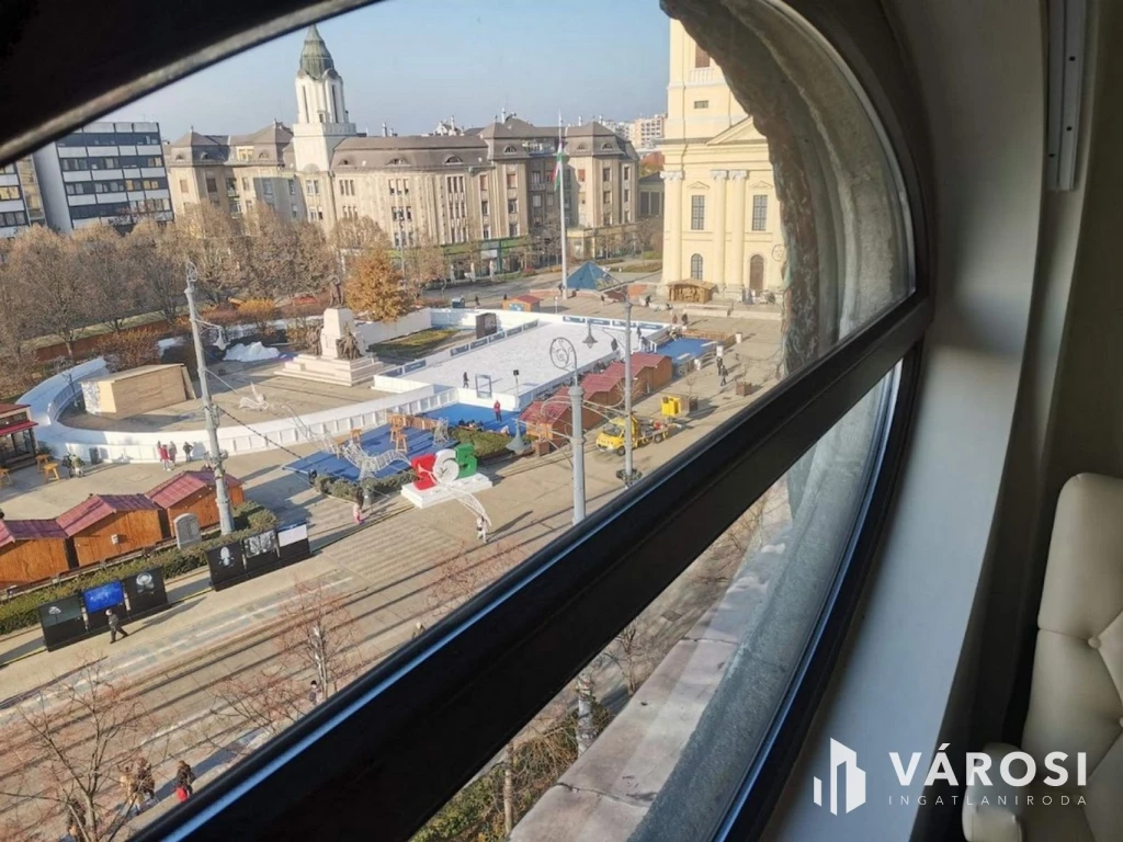 Debrecen Főterén, Extravagáns egyedi lakás kiadó!