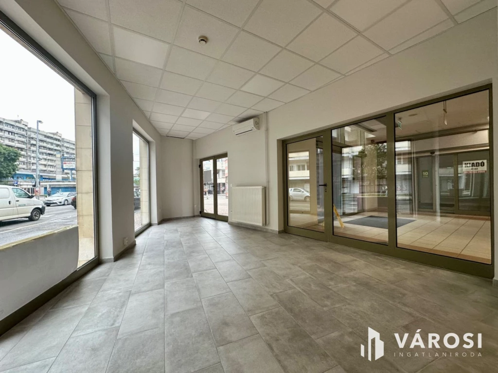 Salgó Center földszintjén, utcai bejáratos üzlet kiadó!
