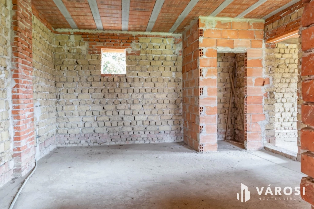 Tágas otthon lehetősége Újiráz központjában