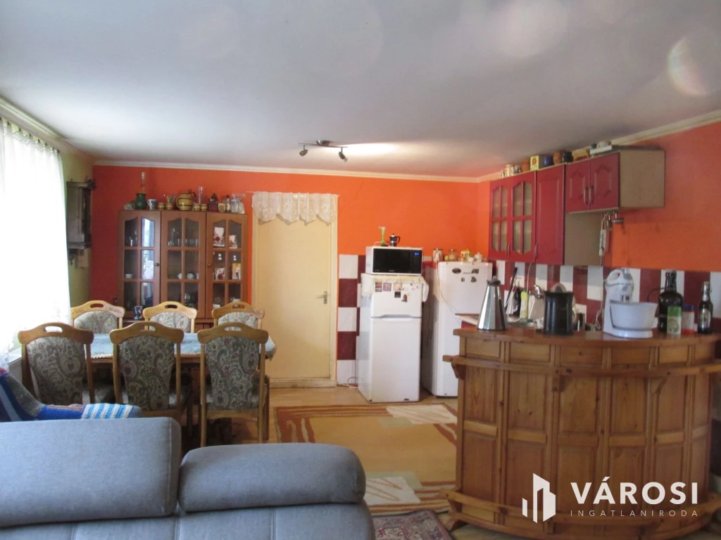 Teljesen felújított családi ház csendes utcában