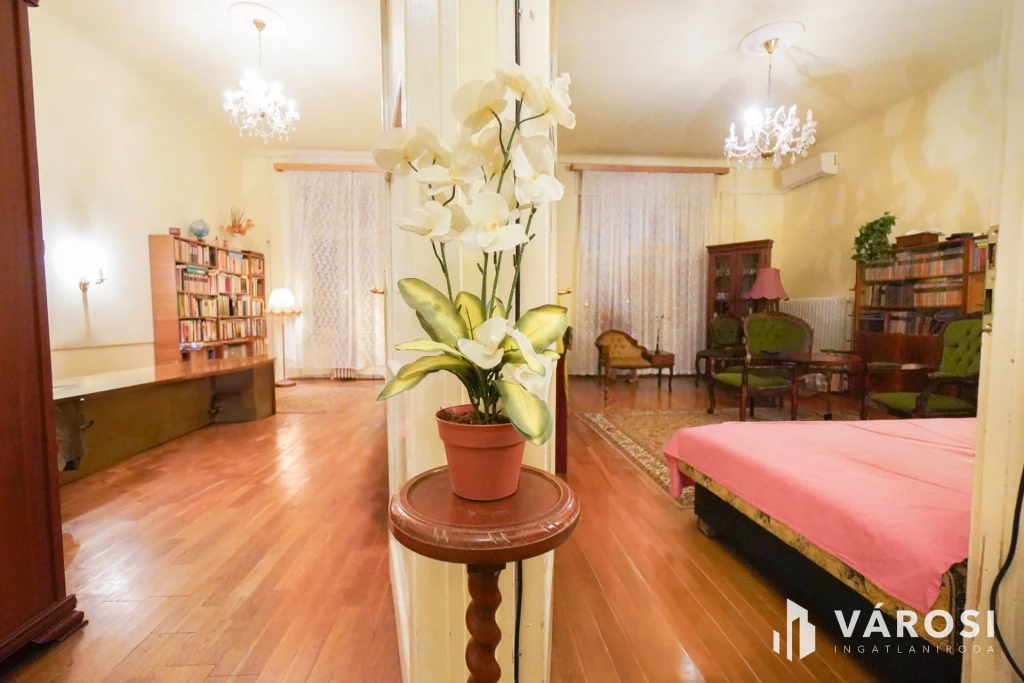 Erkélyes lakás a Rákóczi úton!
