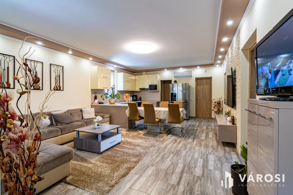 Két  ház, egy telken,  erdő mellett Szigethalmon eladó