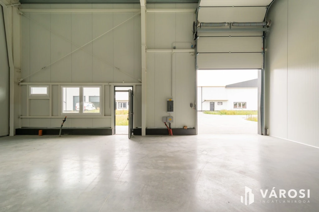 Eladó új, nagy belmagasságú raktár Vecsésen