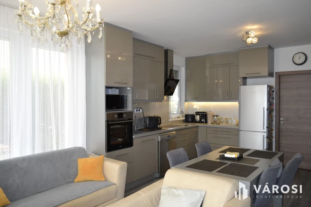 Újszerű 2+4 szobás földszinti kertkapcsolatos Balatonfüreden