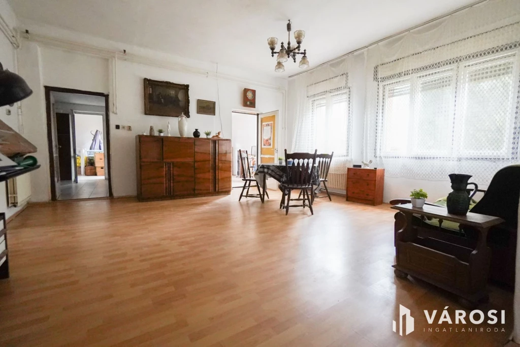 Vecsés központi részén 2 lakásos családi ház!