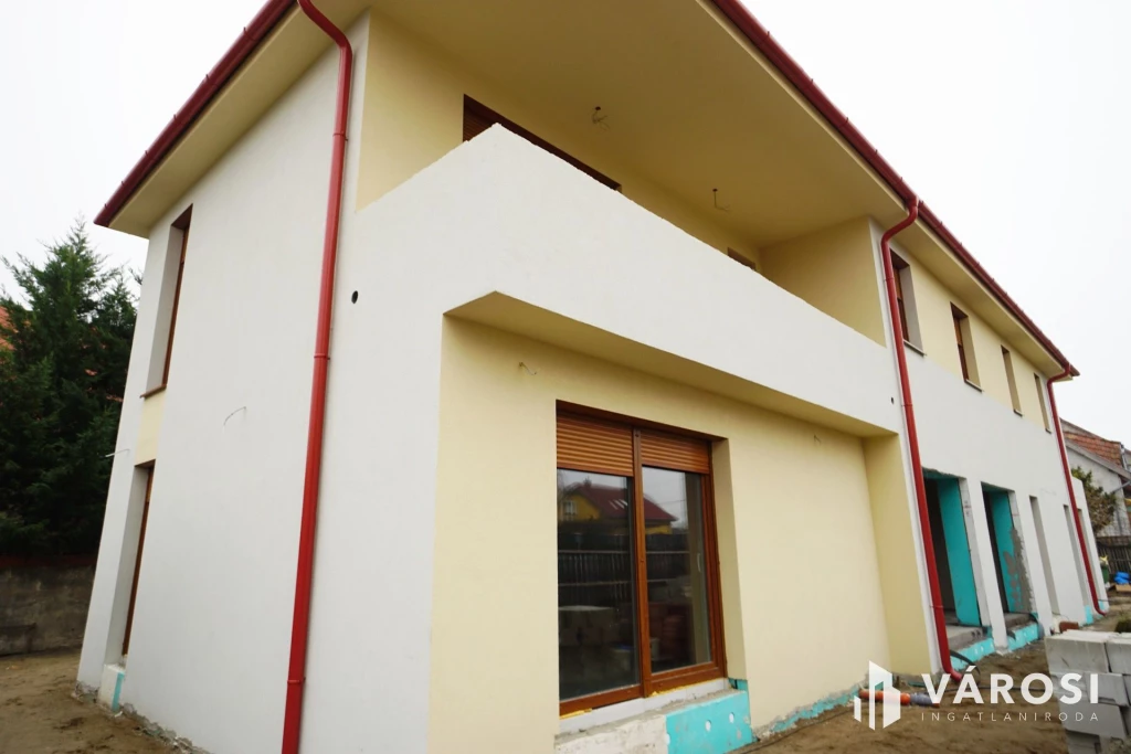 Gyálon eladó új építésű 4 hálós ikerfél csendes utcában