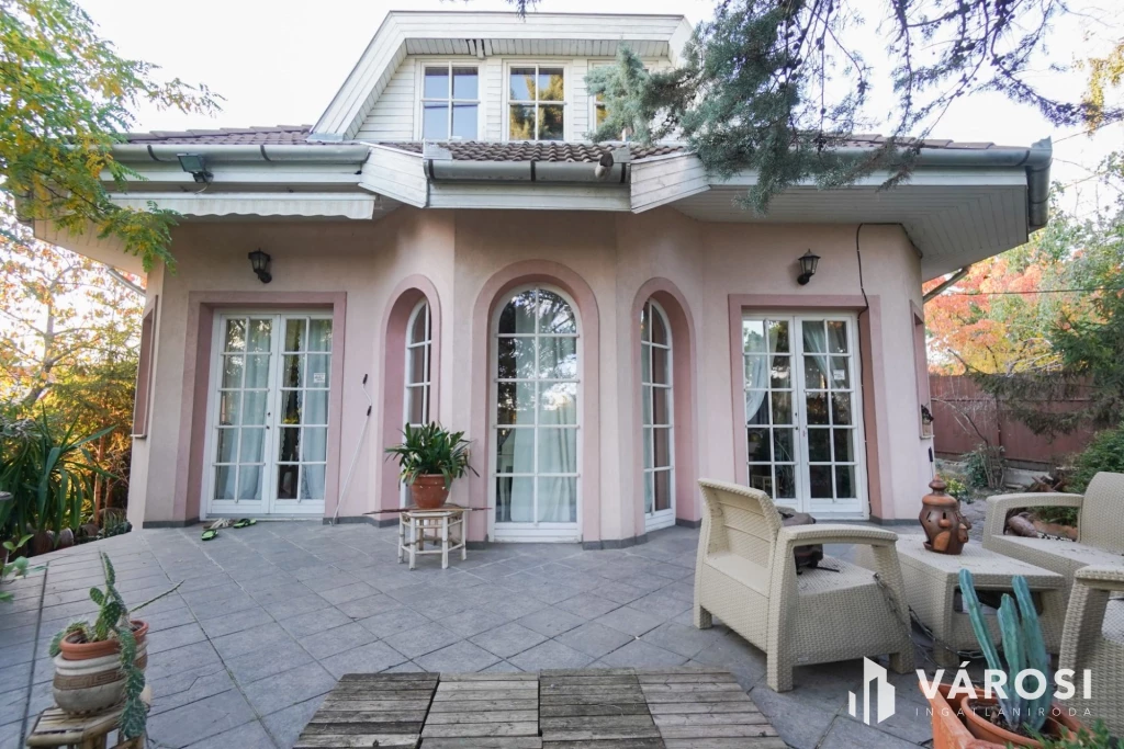 Újszerű családi ház Érden!