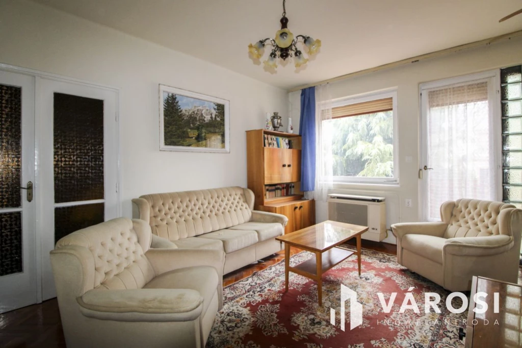 Két szint, tágas élettér és privát medence