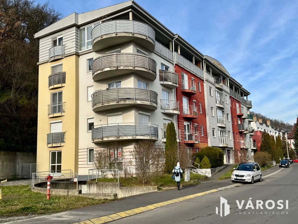 Alkotmány úton földszinti, utcai bejáratos iroda kiadó!