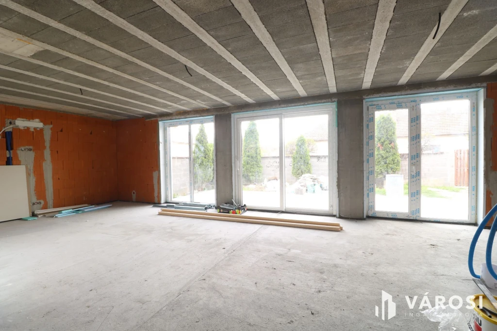 Szöregen kulcsrakész családi ház eladó.