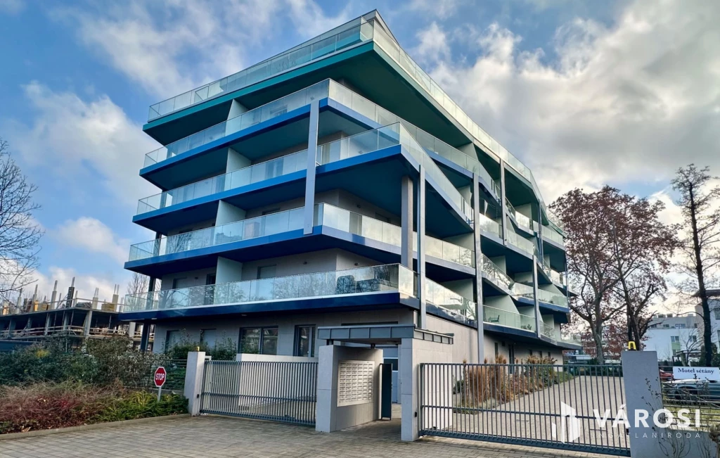 Balatonföldváron 1. emeleti luxuslakás eladó!