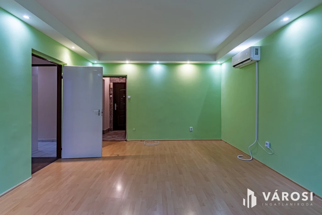 Kiadó panellakás a Nagy Lajos király útján