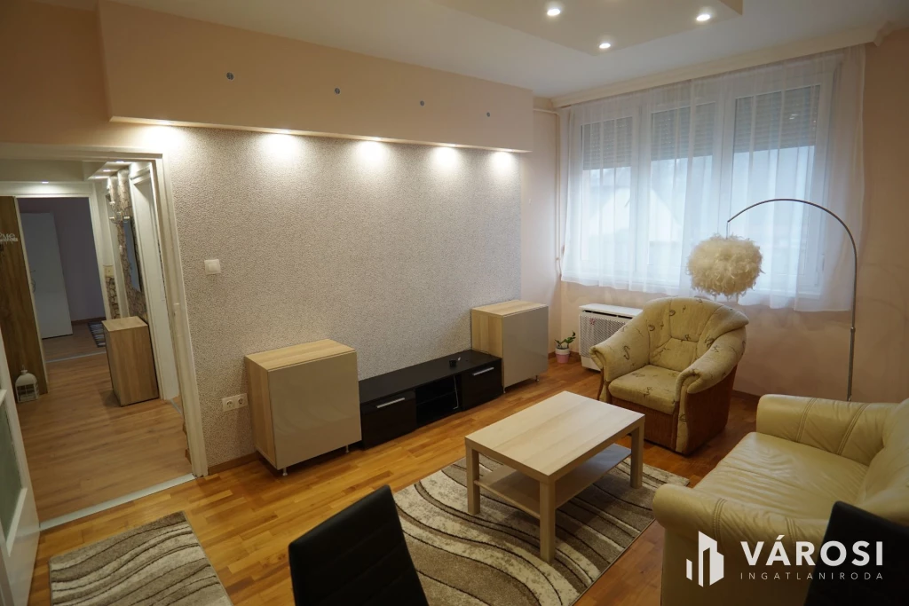 Csokonai utcában, első emeleti, felújított lakás!