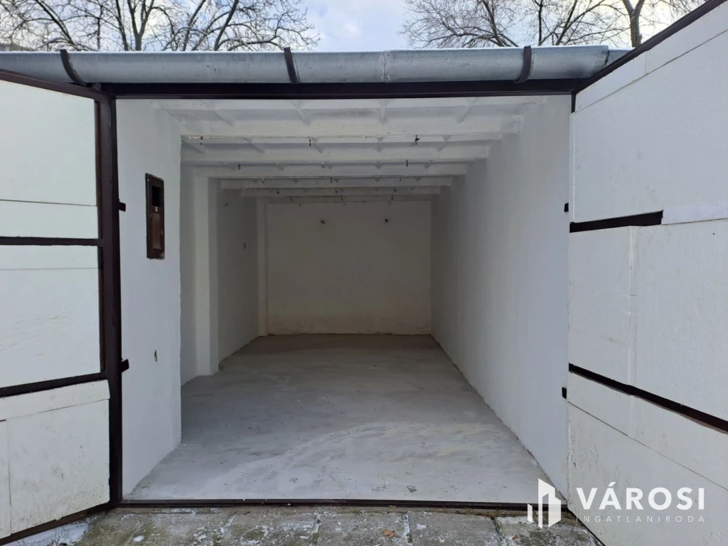 Rendezett garázs jó helyen eladó a Dobozi lakótelepen
