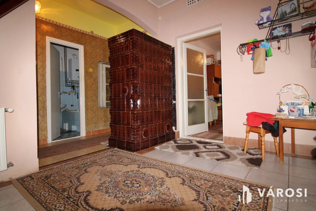 3 szobás ház, garázs és nagy telek.