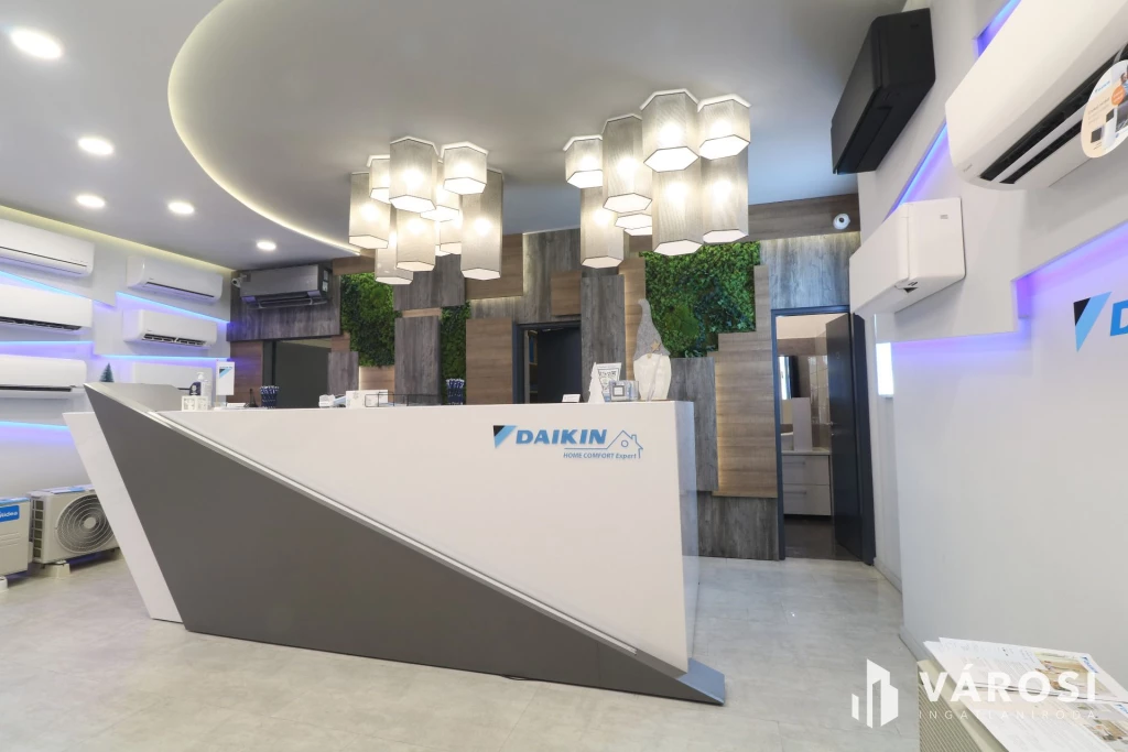 Utcafrontos,főldszinti,kirakatos szép iroda eladó.