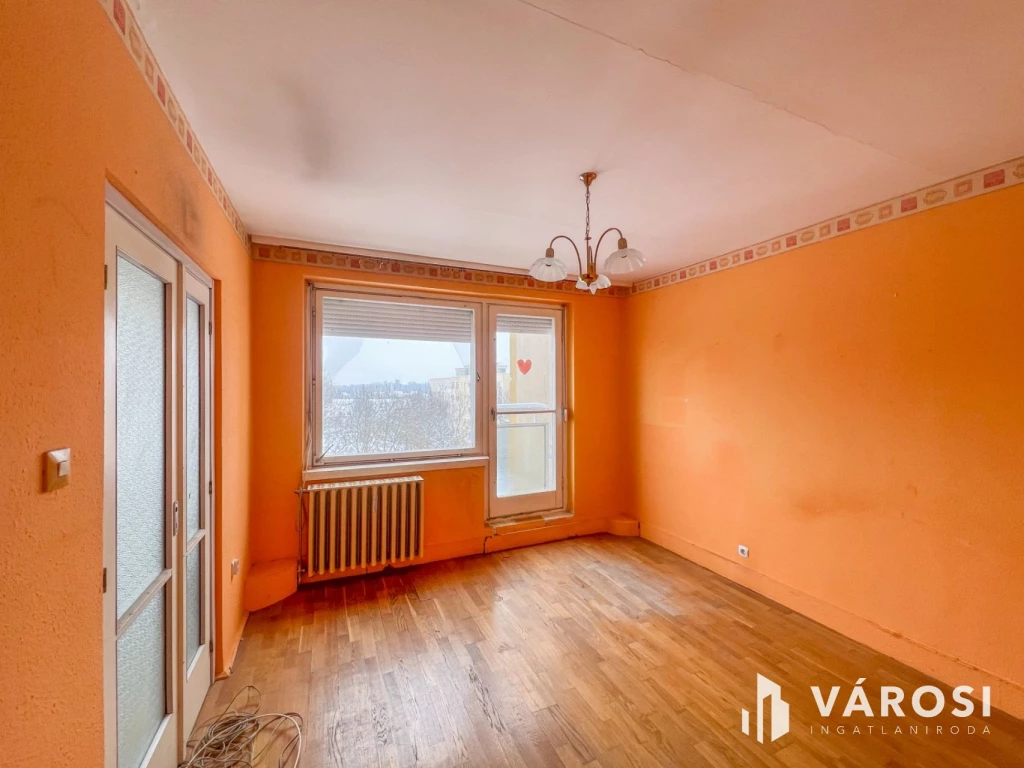 Eladó 2,5 szobás, erkélyes, hőszigetelt panel lakás