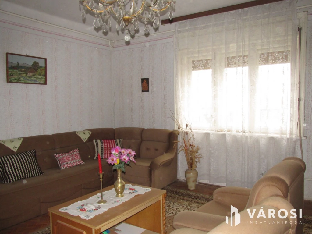 3 szobás családi ház, gazdasági épületekkel.