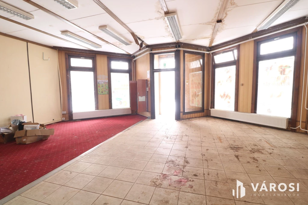 Szentmihály-telek elején üzlethelyiség, / iroda/ eladó.