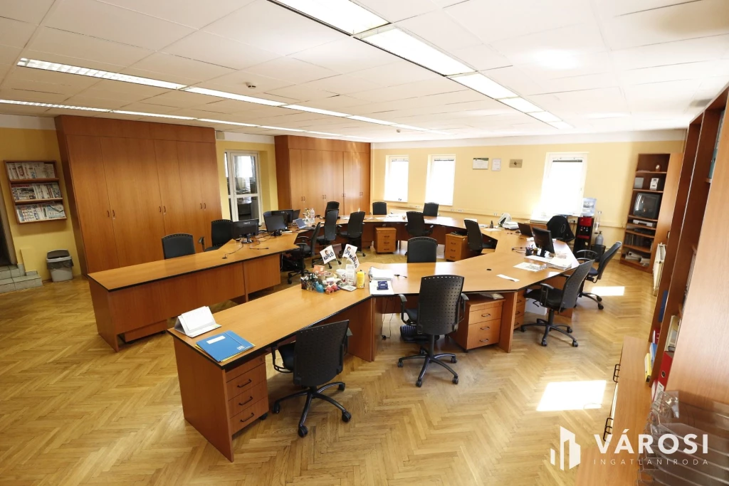 Debrecen Frekventált, Bevásárlóközpontok Között Lévő Csarnok