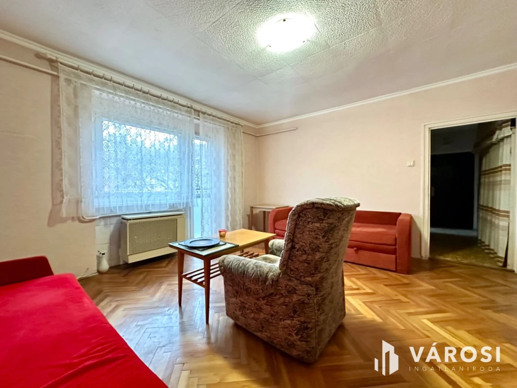 Vásártéren 1. emeleti, erkélyes lakás eladó!