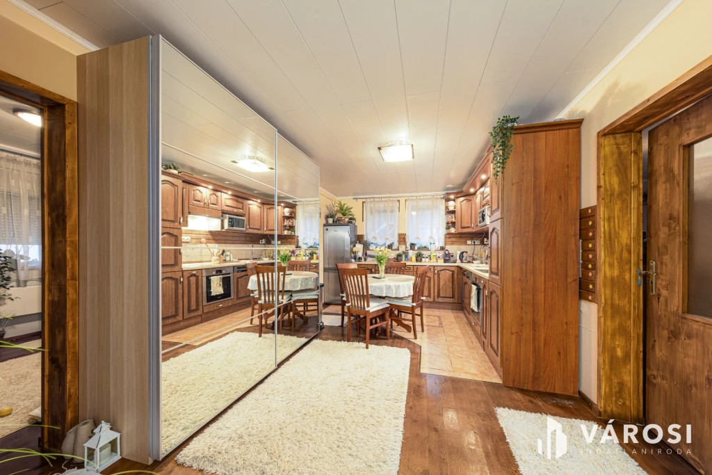 Nappali + 3 szoba + kertkapcsolat