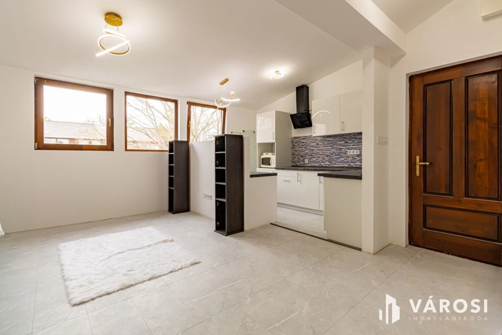 Tetőtéri, galériás garzonlakás eladó Pomázon