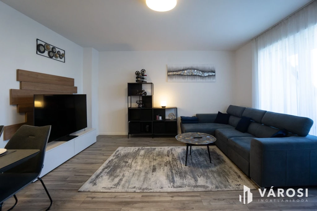 Újszerű, fiatalos, erkélyes lakás, parkolási gond nélkül!