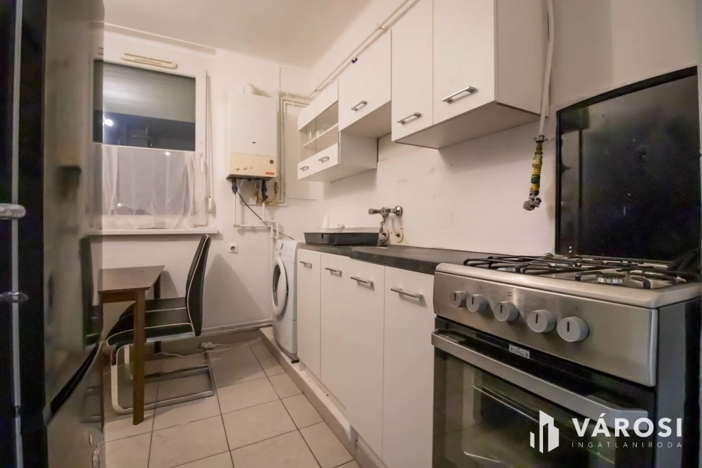 Napos, földszinti tégla lakás a vasútállomás közelében