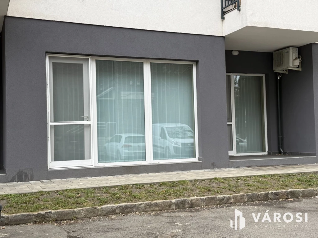 Utcafronti, kirakatos üzlethelyiség az Árkád szomszédságában