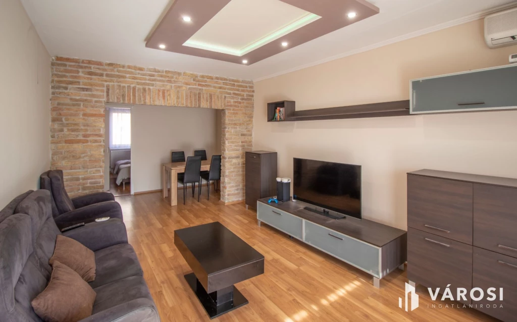 Magasföldszinti, felújított, erkélyes, 2 szobás lakás