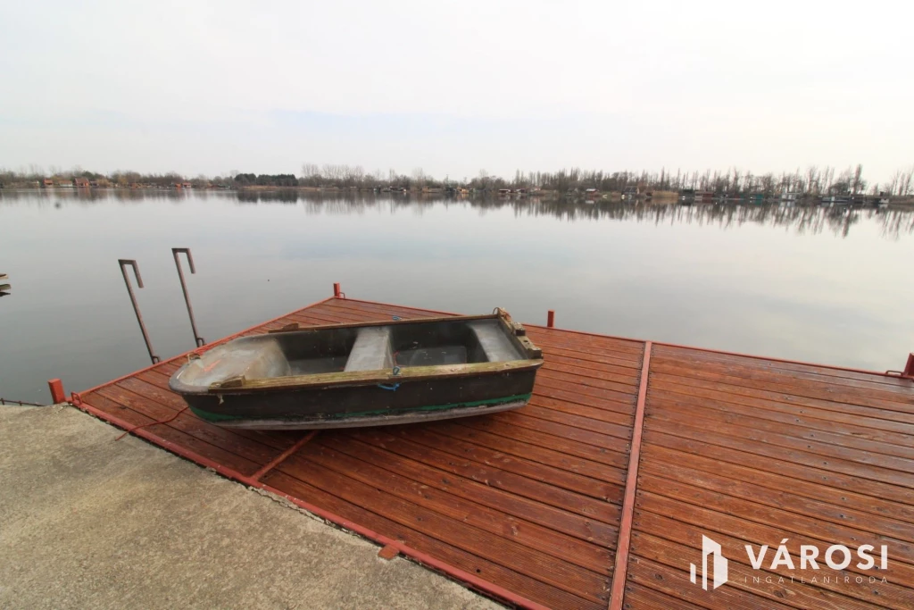 Kiváló kis horgászház a Borosgyáni tónál.