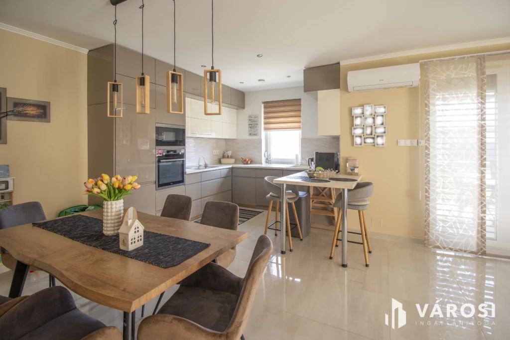 Újszerű, modern, igényes családi ház