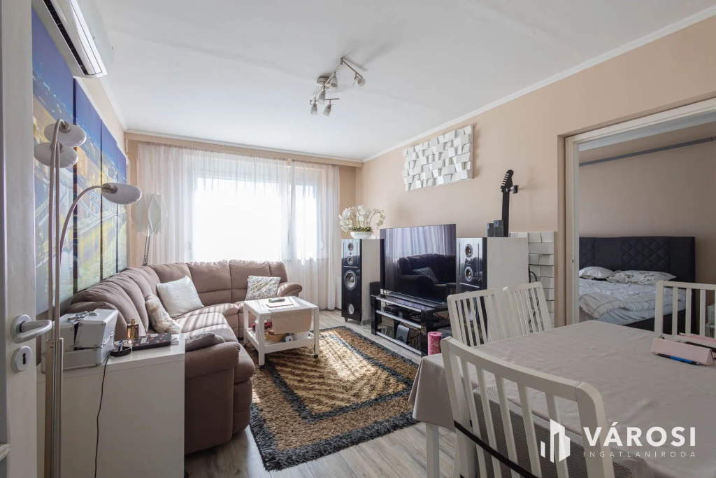 Nagy panel nagyon jó helyen!