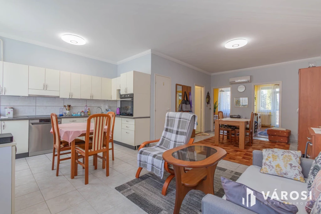 Első emeleti lakás csendes helyen liftes házban!