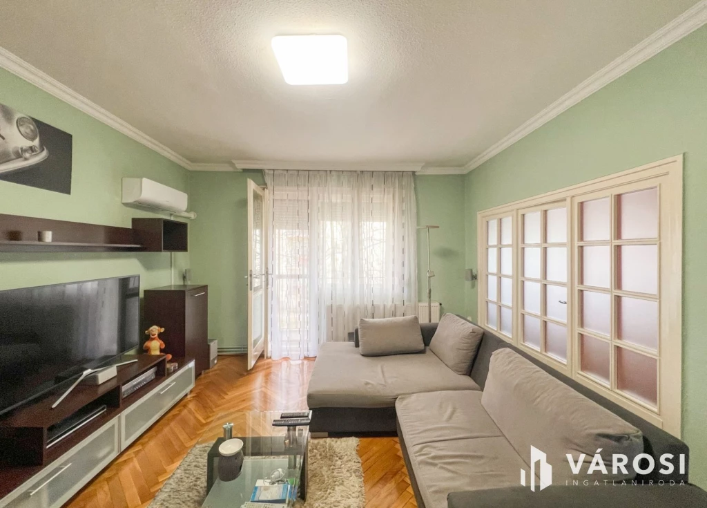 Jó állapot, nappali+2 háló, erkély, 1. emelet!