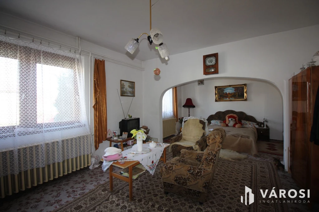 Vásárhelyen, Újvároson 6 szobás családház ajánlat.