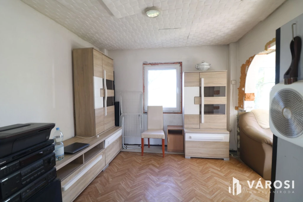 Deszki téliesített, lakható zártkert eladó.