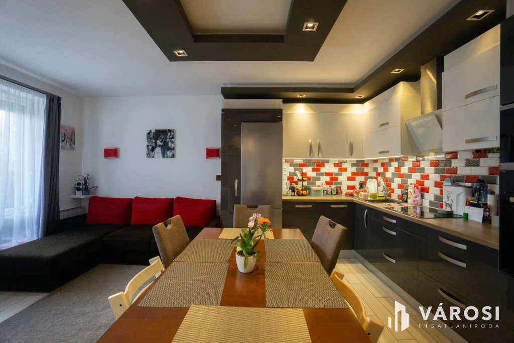 Nádorvárosban erkélyes nagy lakás, garázs lehetőséggel!